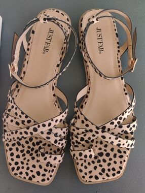 JustFab Wild & Free Flat Sandals Ankle Strap Cheetah Women's Size 9